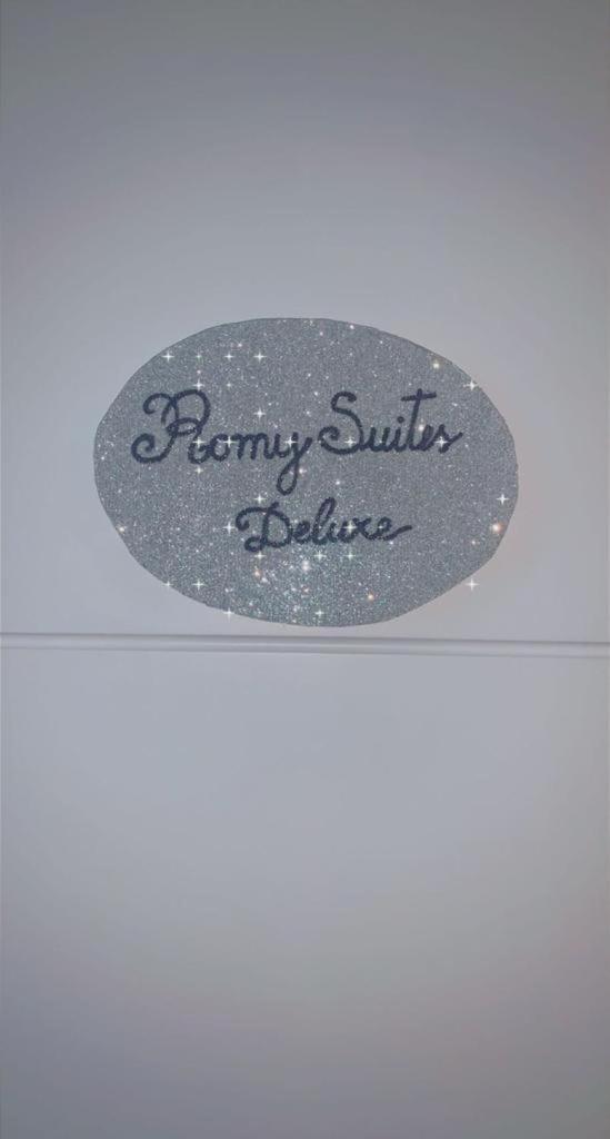 Romy Suites Deluxe Netanya Værelse billede